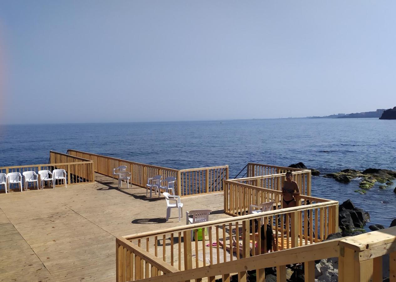 Nero Basalto Azzurro Mare Bed & Breakfast Aci Castello Exterior photo